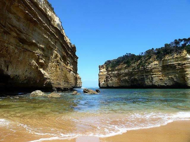 disconnect gap between two cliffs