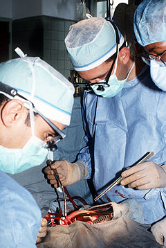 240px-Surgeon_operating,_Fitzsimons_Army_Medical_Center,_circa_1990