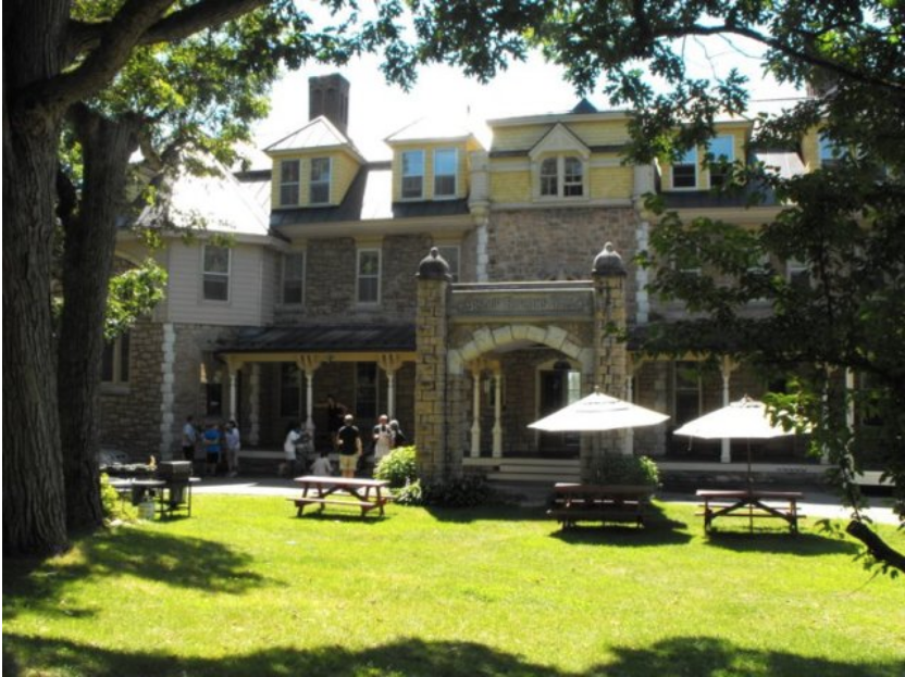 Rock_Point_School_building